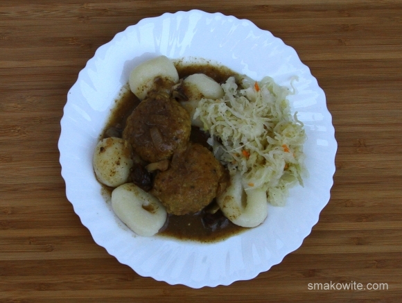 pulpecki soczewicowo-jaglane w sosie grzybowym z kluskami śląskimi