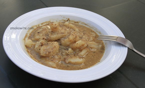 kluski łyżką kładzione z sosem grzybowym