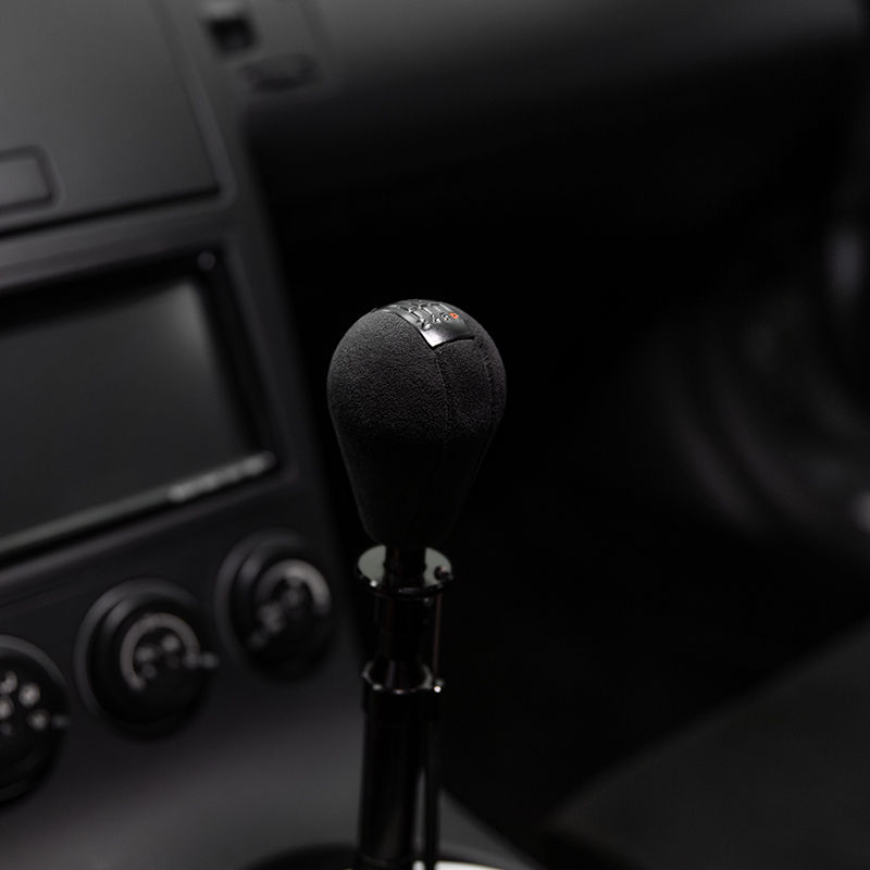 Miniaturbild: Close up auf den Kopf des ultra shifter shiftknobs im Nissan 350Z.