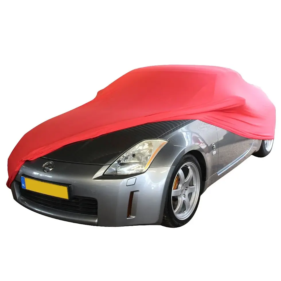 Miniaturbild: Silberner Nissan 350Z, halb bedeckt mit einem rotem Car Cover aus Microfaser.
