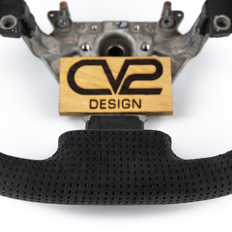 Thumbnail: CV2 Design Emblem auf umgestaltetem Lenkrad, passend für die Nissan FairladyZ Modelle 350Z und 370Z.