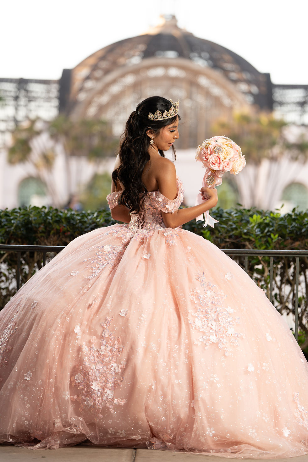 Quinceañera probando vestido cómodo para bailar en un salón de XV en San Diego.
