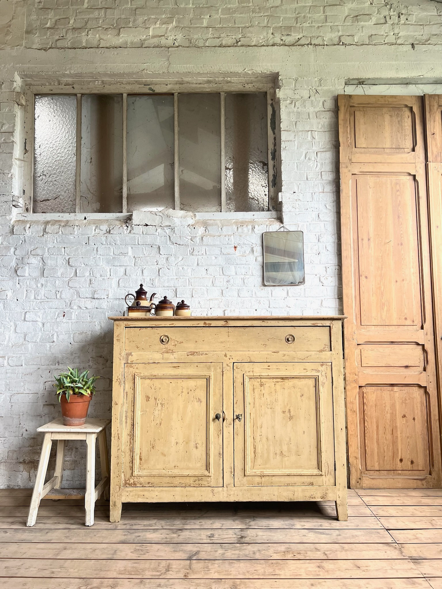 Ancien buffet patine jaune