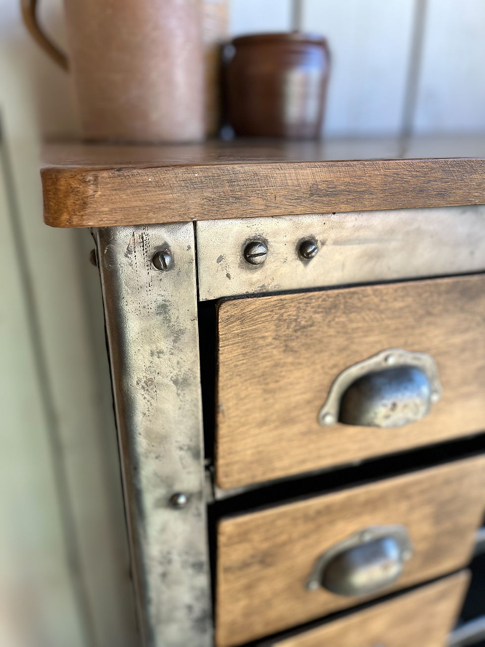 Miniature : Ancien petit meuble d'atelier