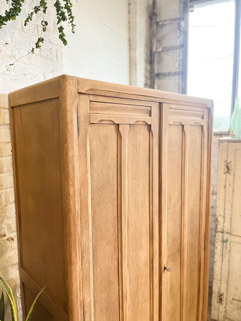 Miniature : Ancienne armoire parisienne bois clair 