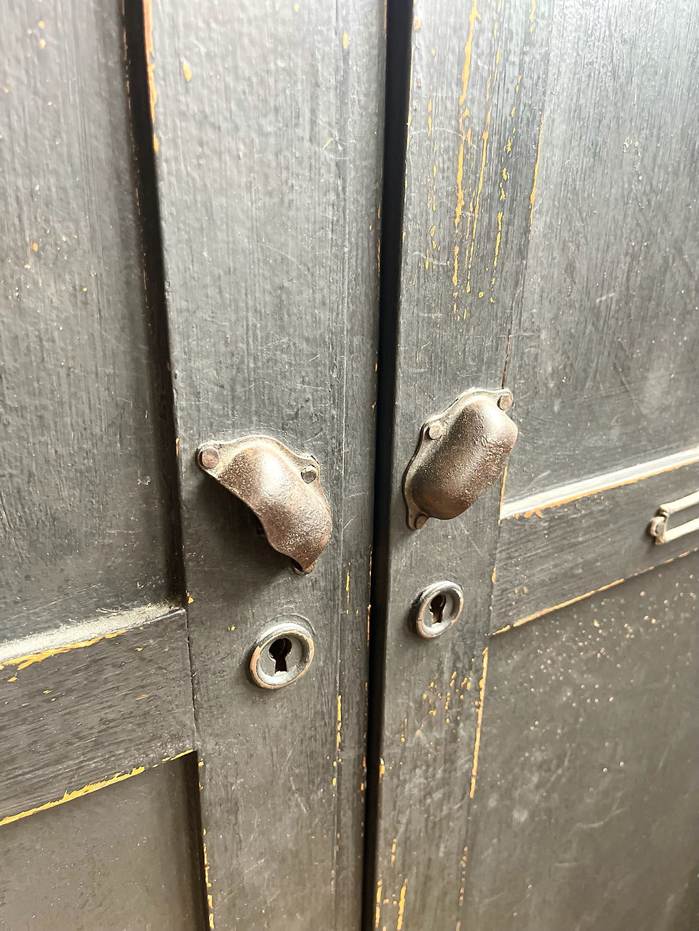 Miniature : Ancien vestiaire bois patine noire