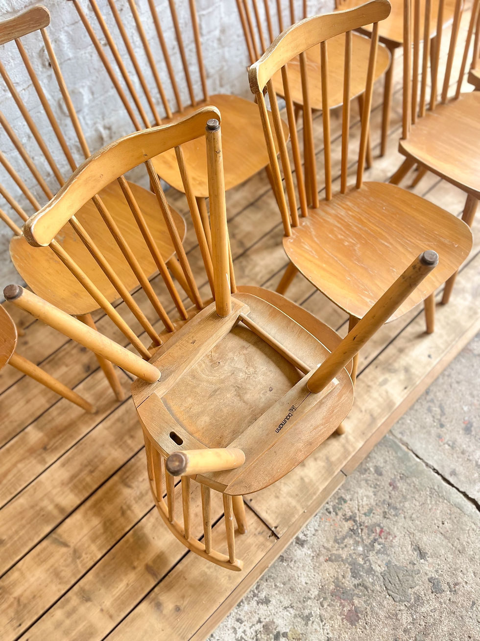 Miniature : Série de 12 chaises bistrot Baumann modèle Menuet 