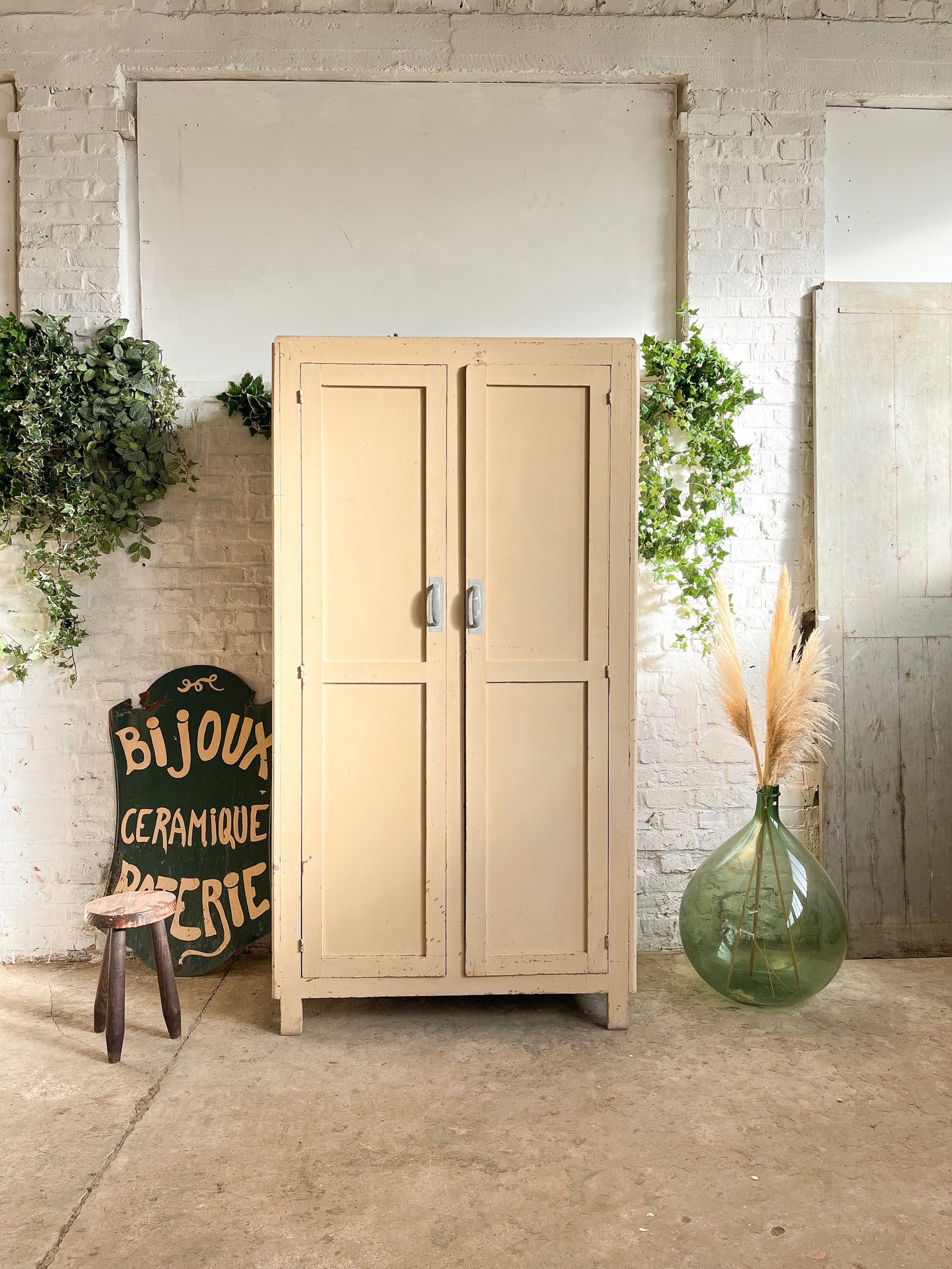 Ancienne armoire d’atelier patine d’origine 