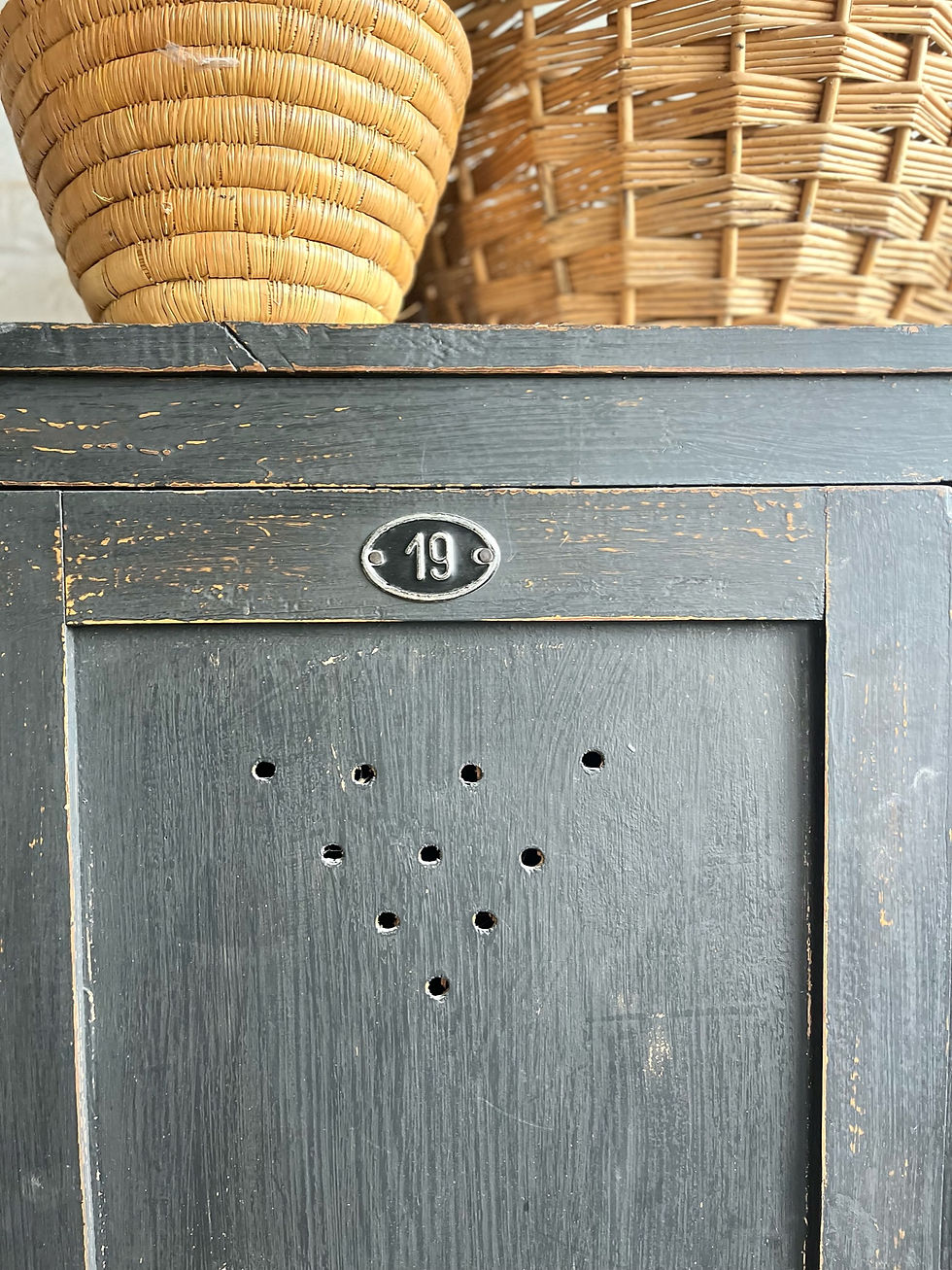 Miniature : Ancien vestiaire bois patine noire