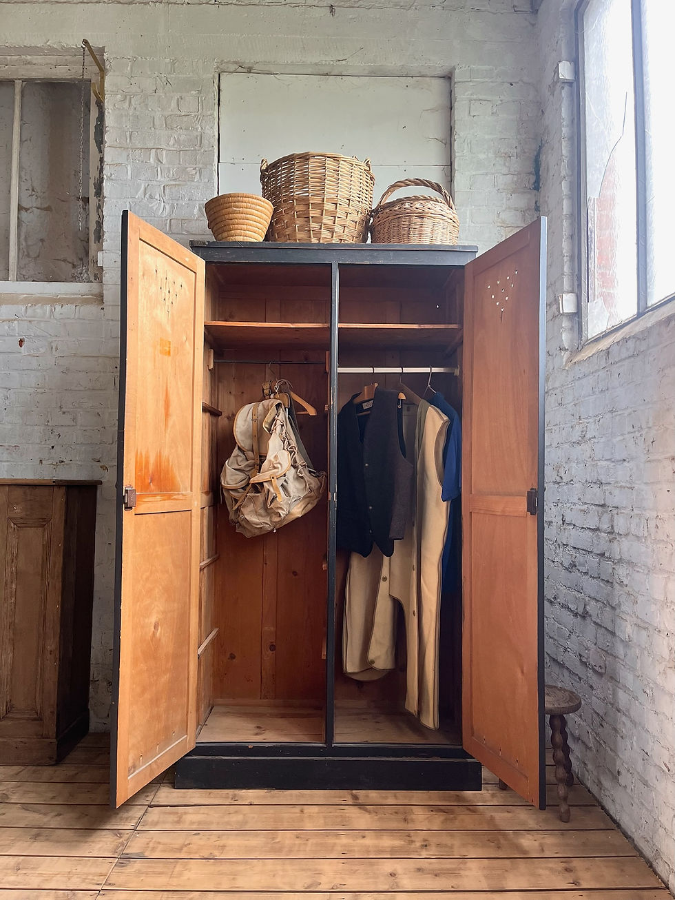 Miniature : Ancien vestiaire bois patine noire