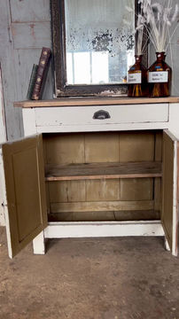 Miniature : Ancien petit buffet parisien patine blanche d’origine 