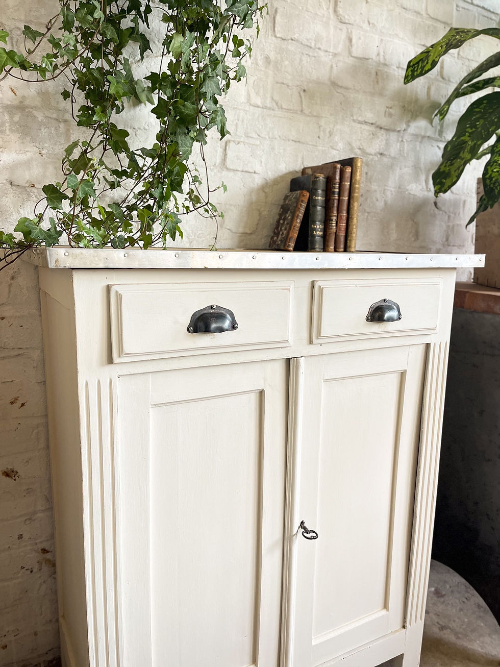 Miniature : Ancien buffet parisien patine blanche 