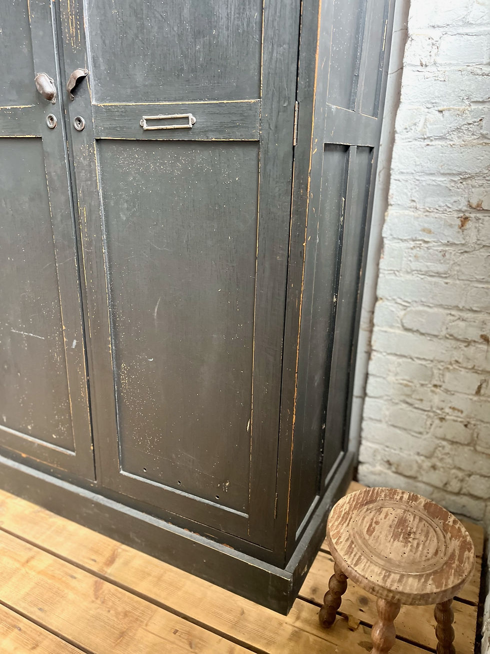 Miniature : Ancien vestiaire bois patine noire