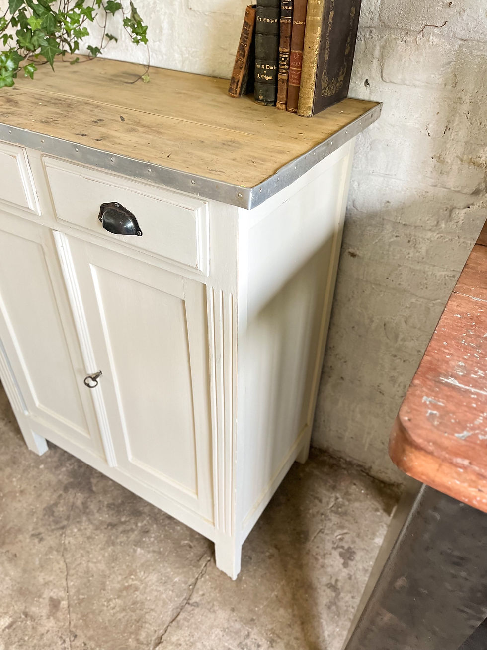 Miniature : Ancien buffet parisien patine blanche 