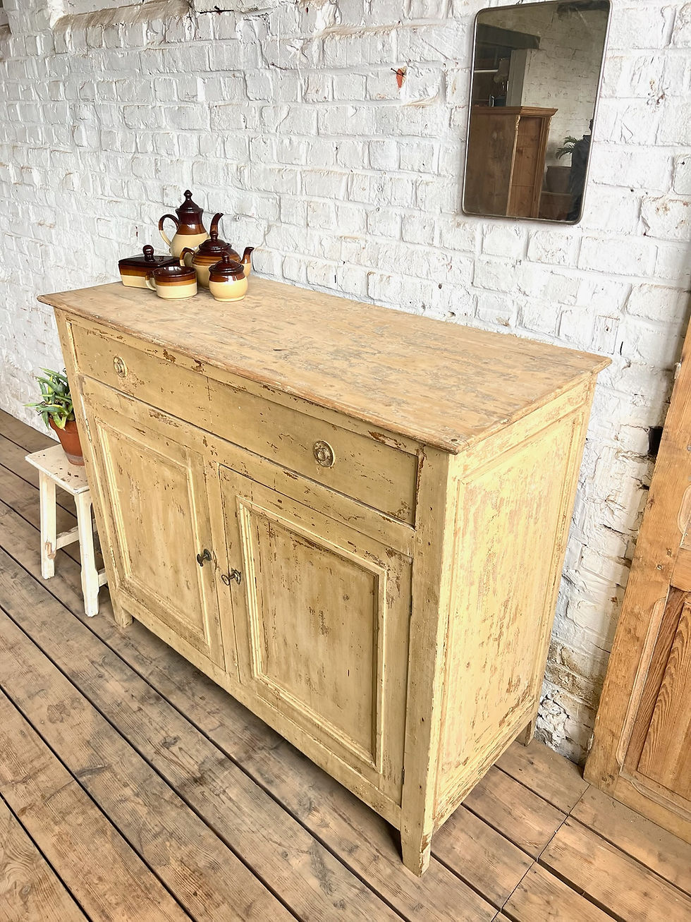 Miniature : Ancien buffet patine jaune
