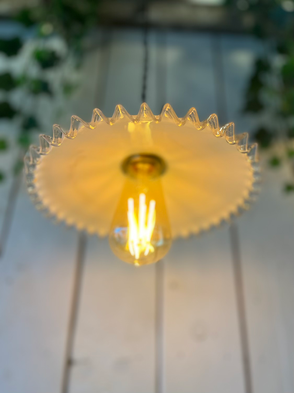 Miniature : Lampe opaline bord dentelé LA05