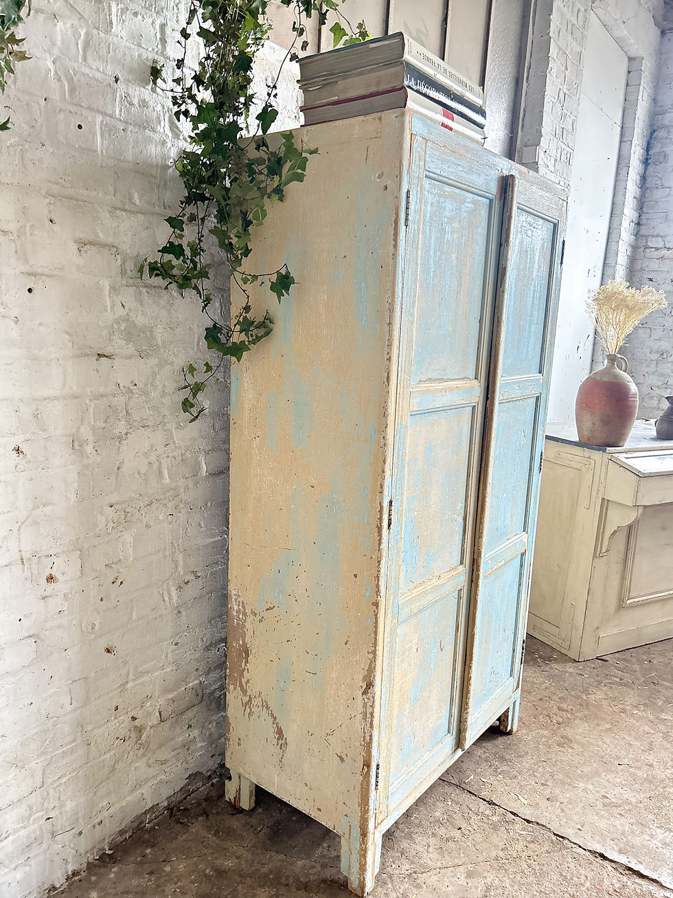 Miniature : Ancienne armoire patinée