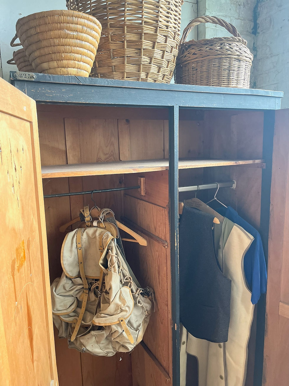 Miniature : Ancien vestiaire bois patine noire