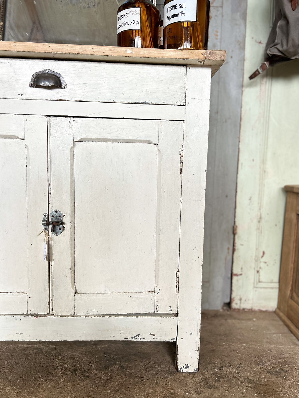 Miniature : Ancien petit buffet parisien patine blanche d’origine 