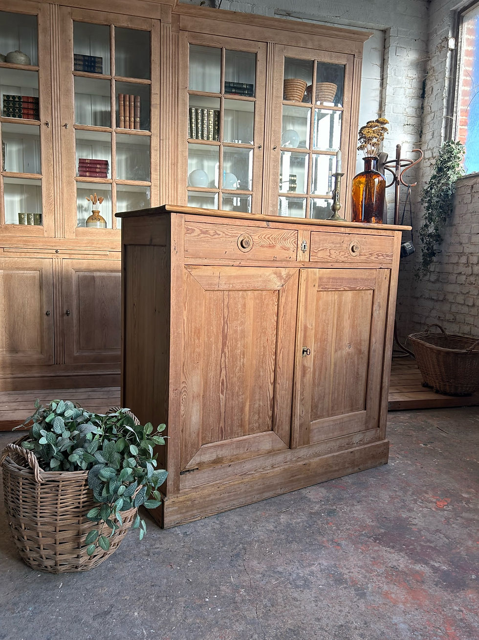 Ancien buffet en pin 