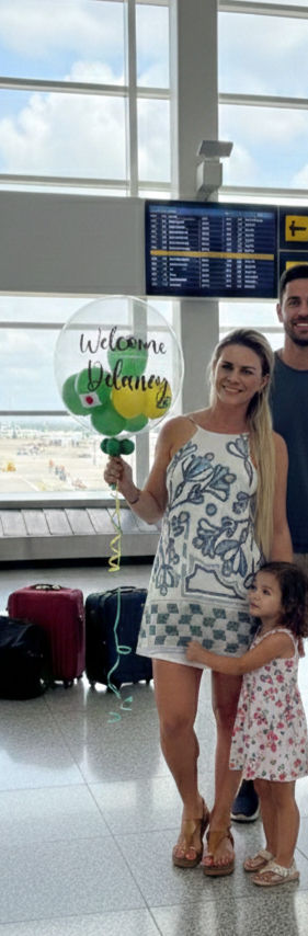 Familia se despedindo no aeroporto utlizando balões personalizados