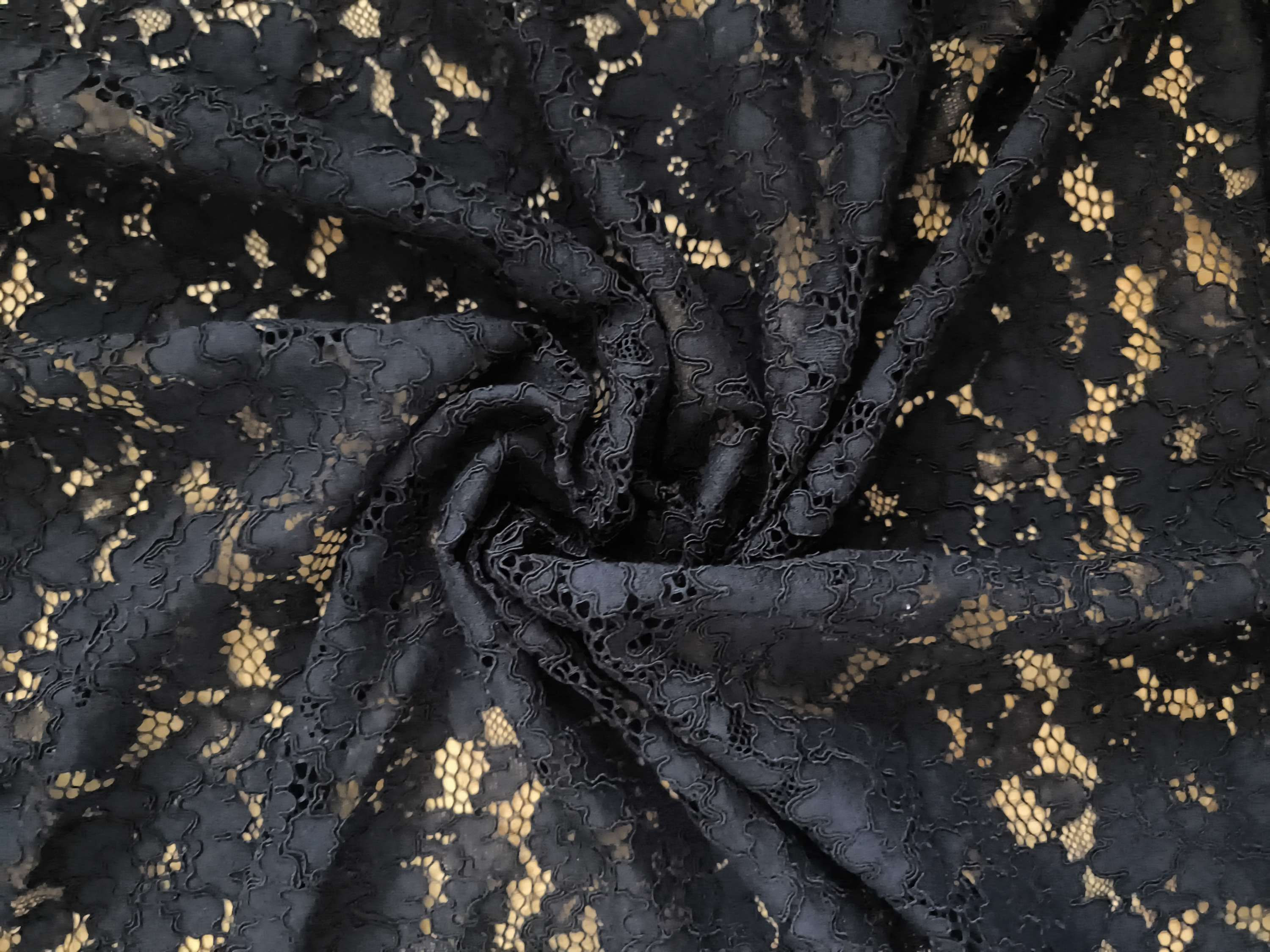 Coupon 1.50 m Guipure fleurie bleue marine 