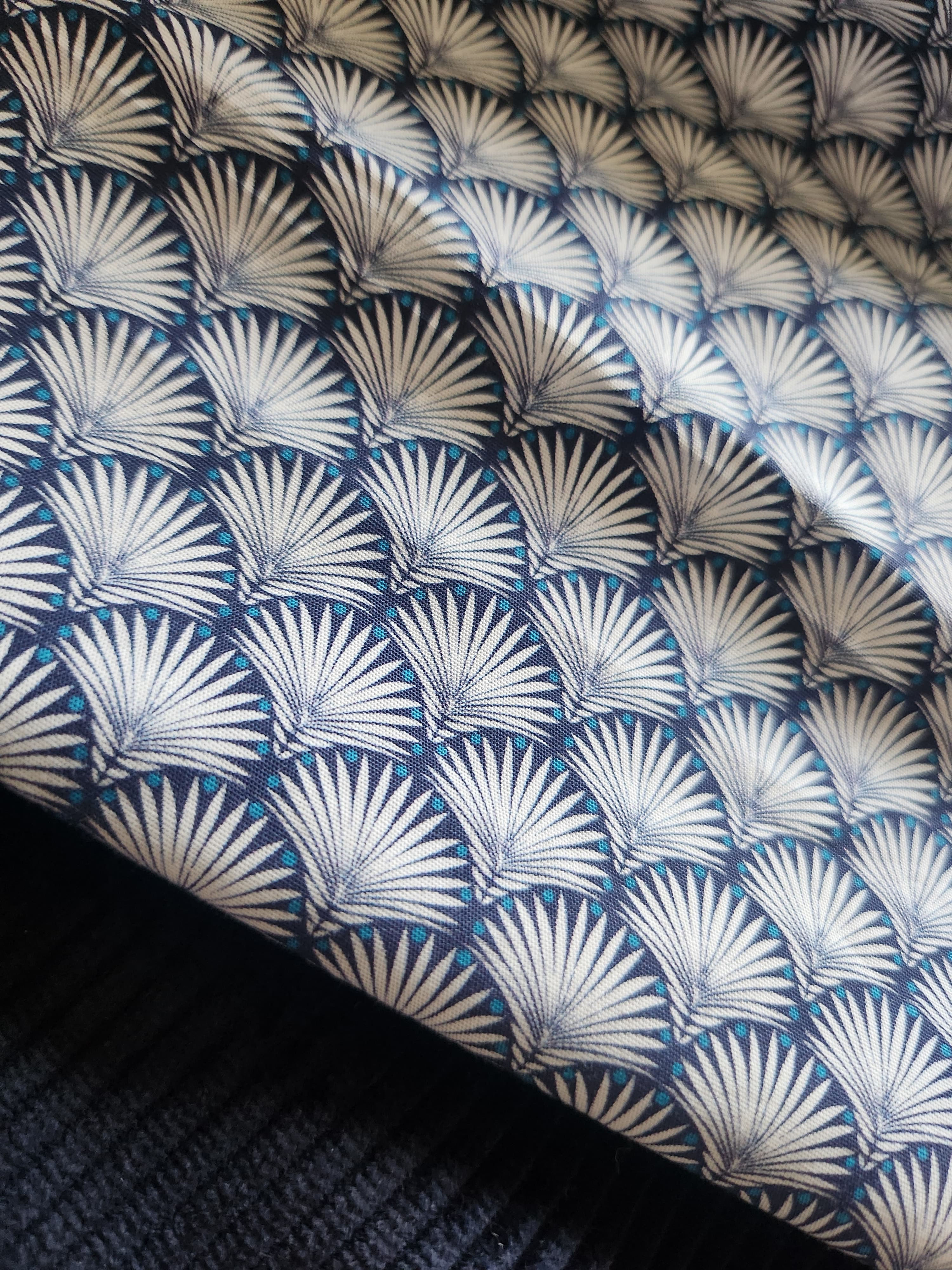 Popeline de coton éventails bleu marine et blanc