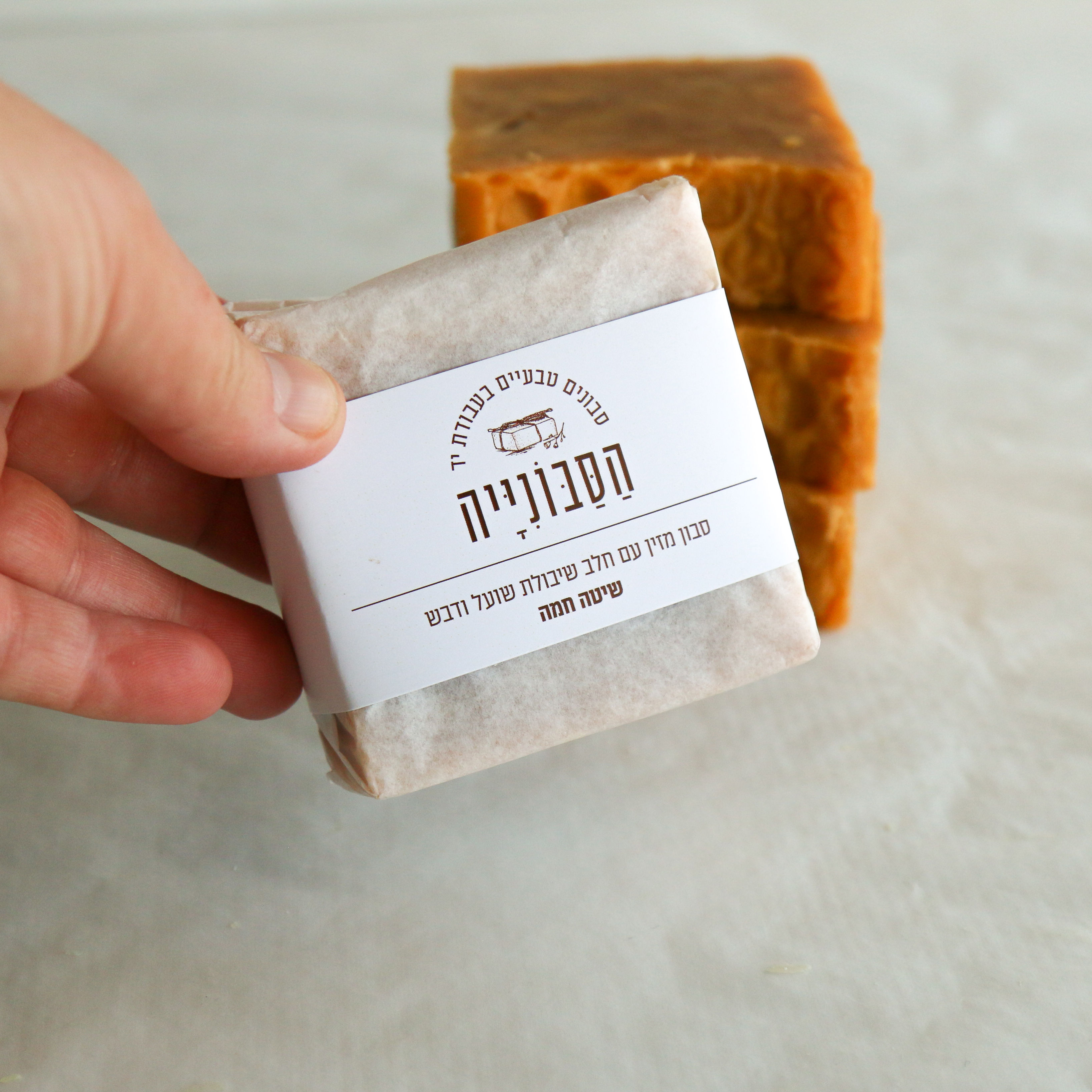 סבון מזין עם חלב שיבולת שועל ודבש