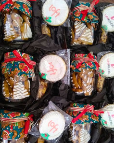 Caixa de Natal com pote de gingerbread e biscoito com logo para clientes da Loft | 1upGeek