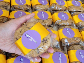 Cookie com fita de cetim para ativação de marca em estande — Mercado Ads | UPgeek