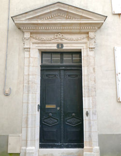 Porte bâtarde surmontée d'un fronton triangulaire