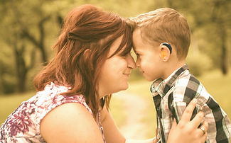 Parent qui soutien son enfant en deuil