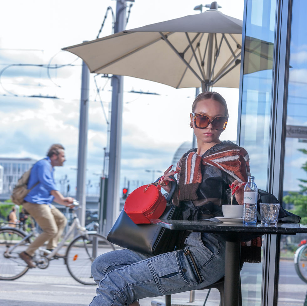 Girl in Retro Fashion Amano Grand Central Berlin have a coffeebreak urban Cityvibes Stilikonen Makeup & Styling Fashionstylist Fotografie Retrospektive mobiler Visagist
