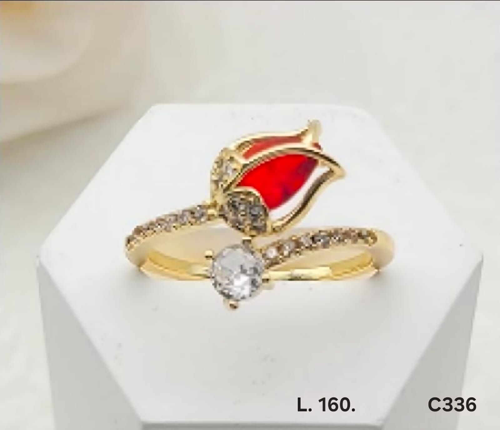 Anillo laminado de oro 18k diseño hoja moderna con piedra roja intensa y circoni