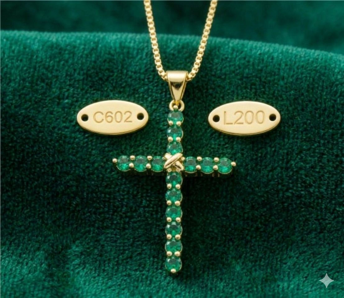 Cadena cruz verde elegante con zirconias en doble laminado de oro 18k