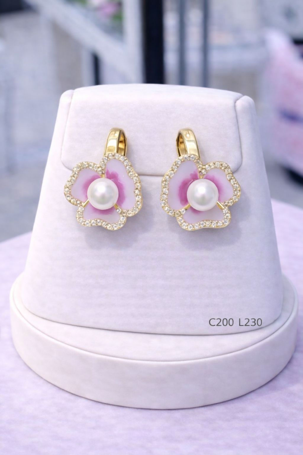 Aritos laminado de oro 18k diseño flor esmaltada rosa con perla central