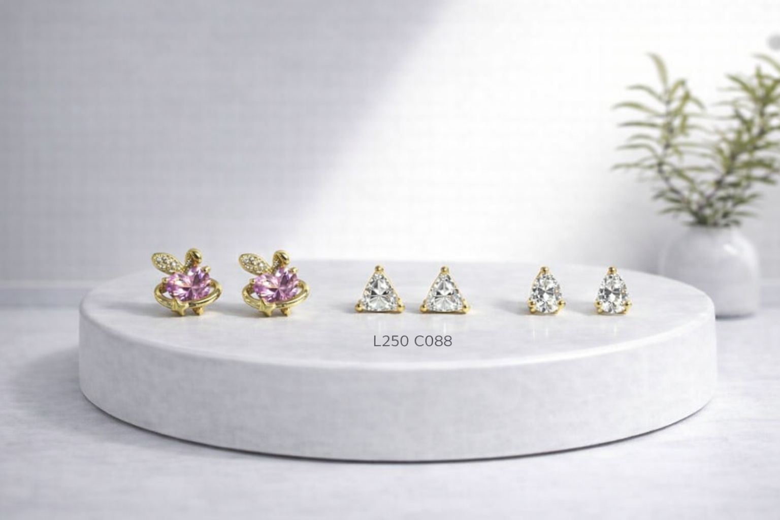 Aritos laminado de oro 18k colección mini elegante con diseños mariposa, triángu