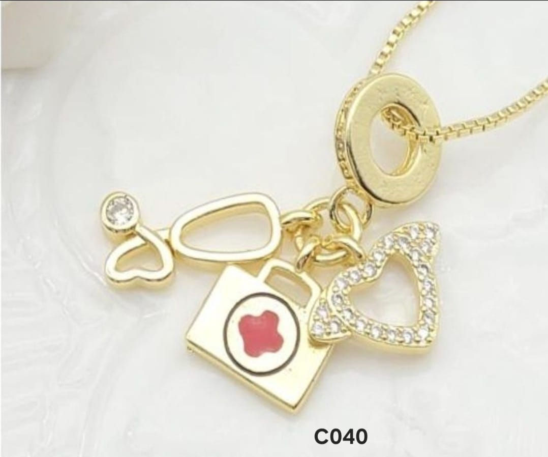 Cadena laminado de oro 18k con set de dijes de medicina: Estetoscopio, Botiquín