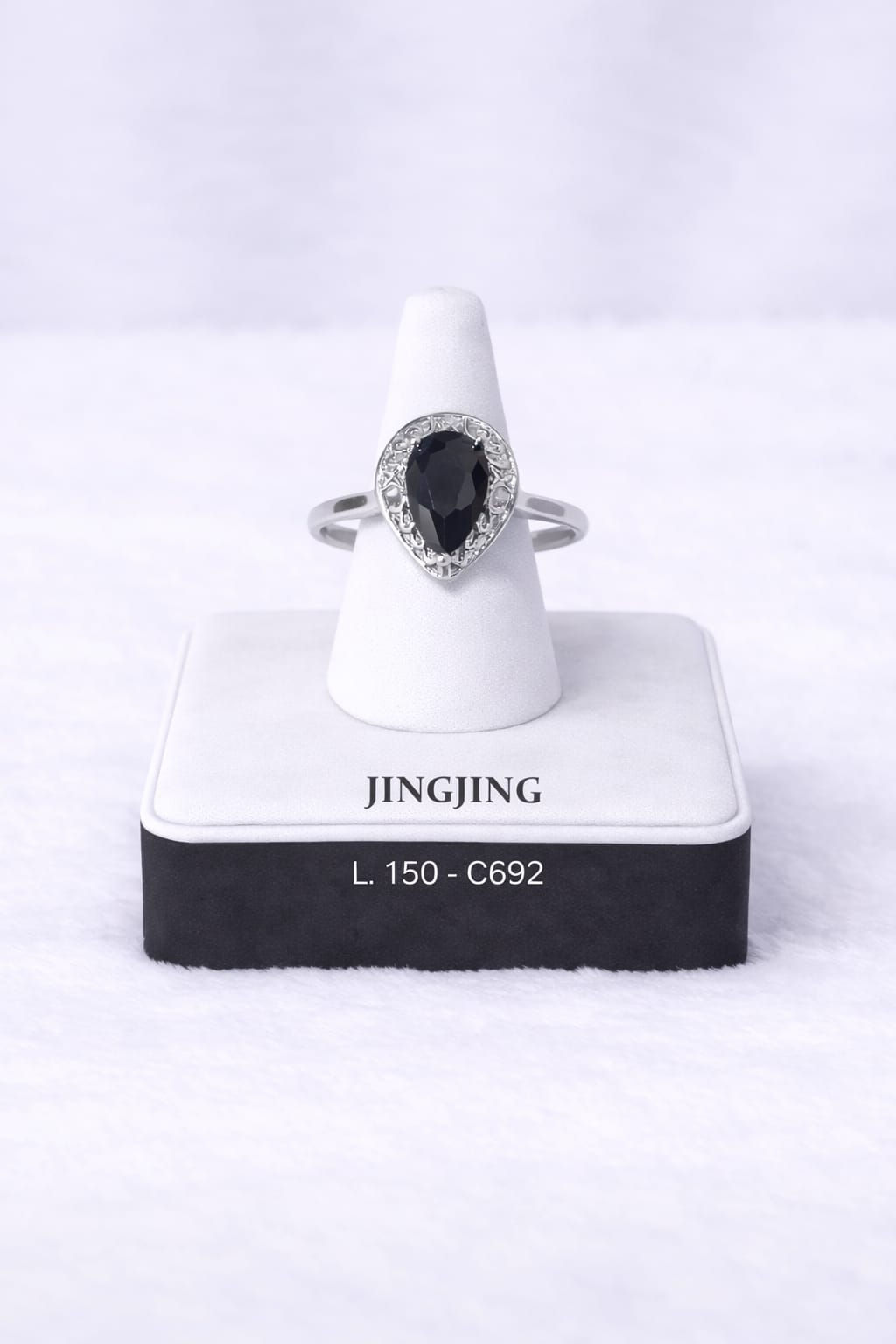 Anillo plateado con piedra negra corte lágrima