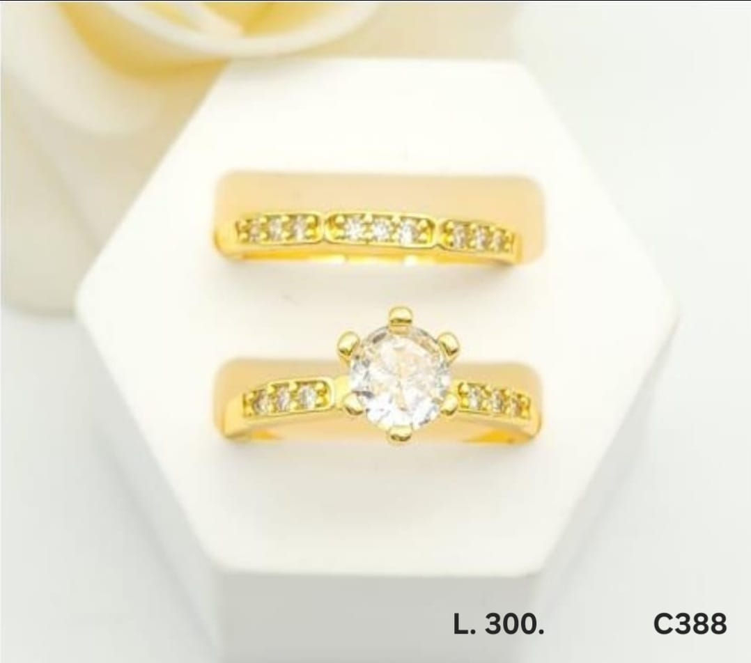 Anillo laminado de oro 18k set doble con piedra central y banda brillante
