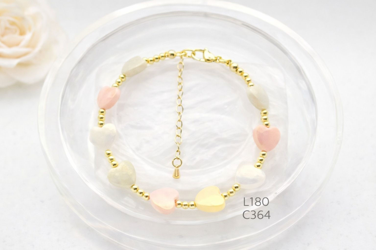 Pulsera laminado de oro 18k con corazones pastel y cuentas doradas
