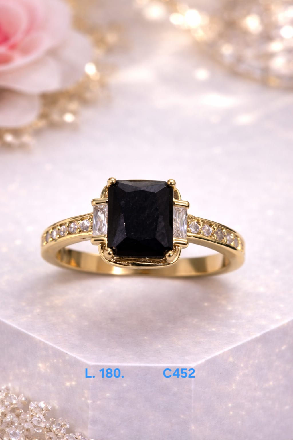 Anillos laminado de oro 18k con gema central negra de corte esmeralda y laterale
