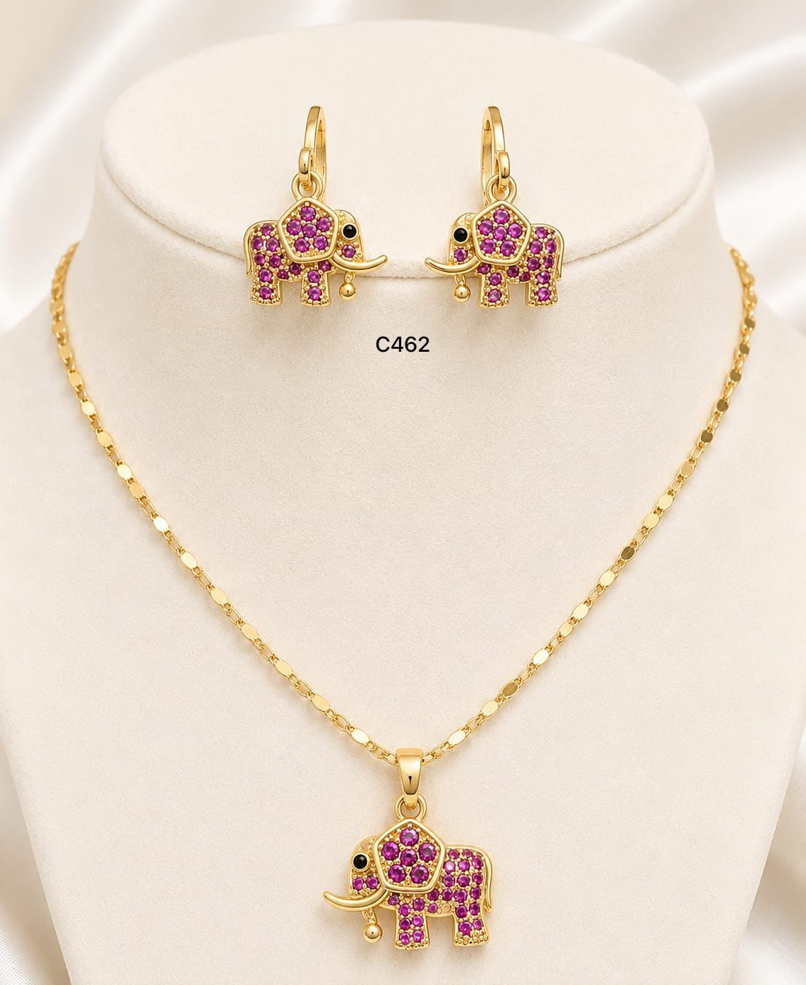 Conjunto laminado de oro 18K con diseño de elefante