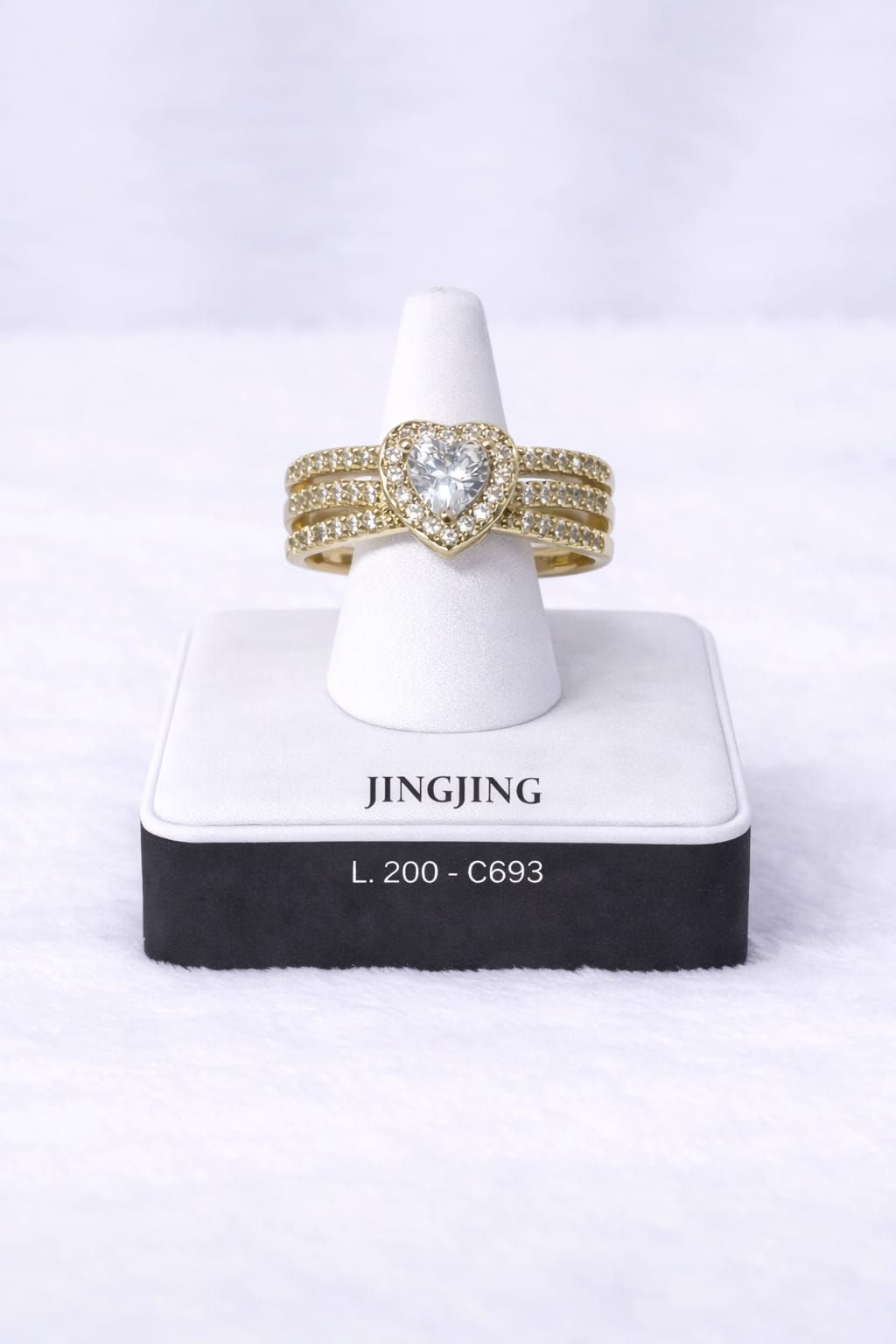 Anillo laminado de oro 18k con corazón central brillante y triple banda