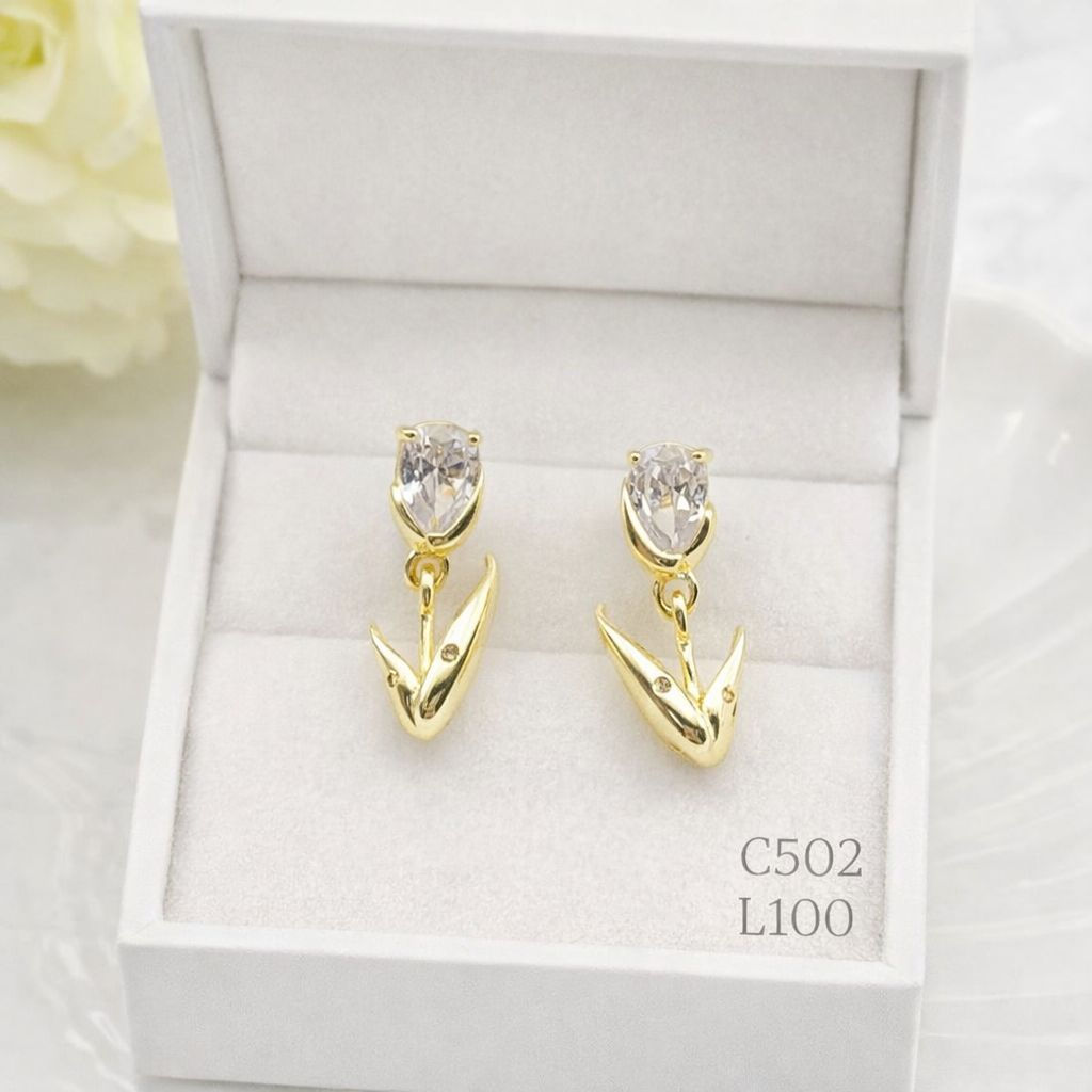 Aritos laminado de oro 18k con cristal en corte lágrima y dije geométrico