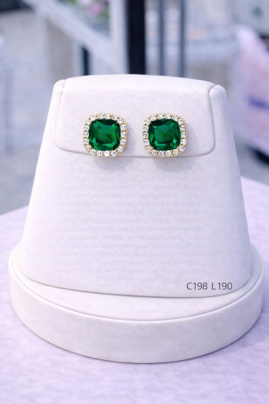 Aritos laminado de oro 18k con cristal verde esmeralda y halo brillante