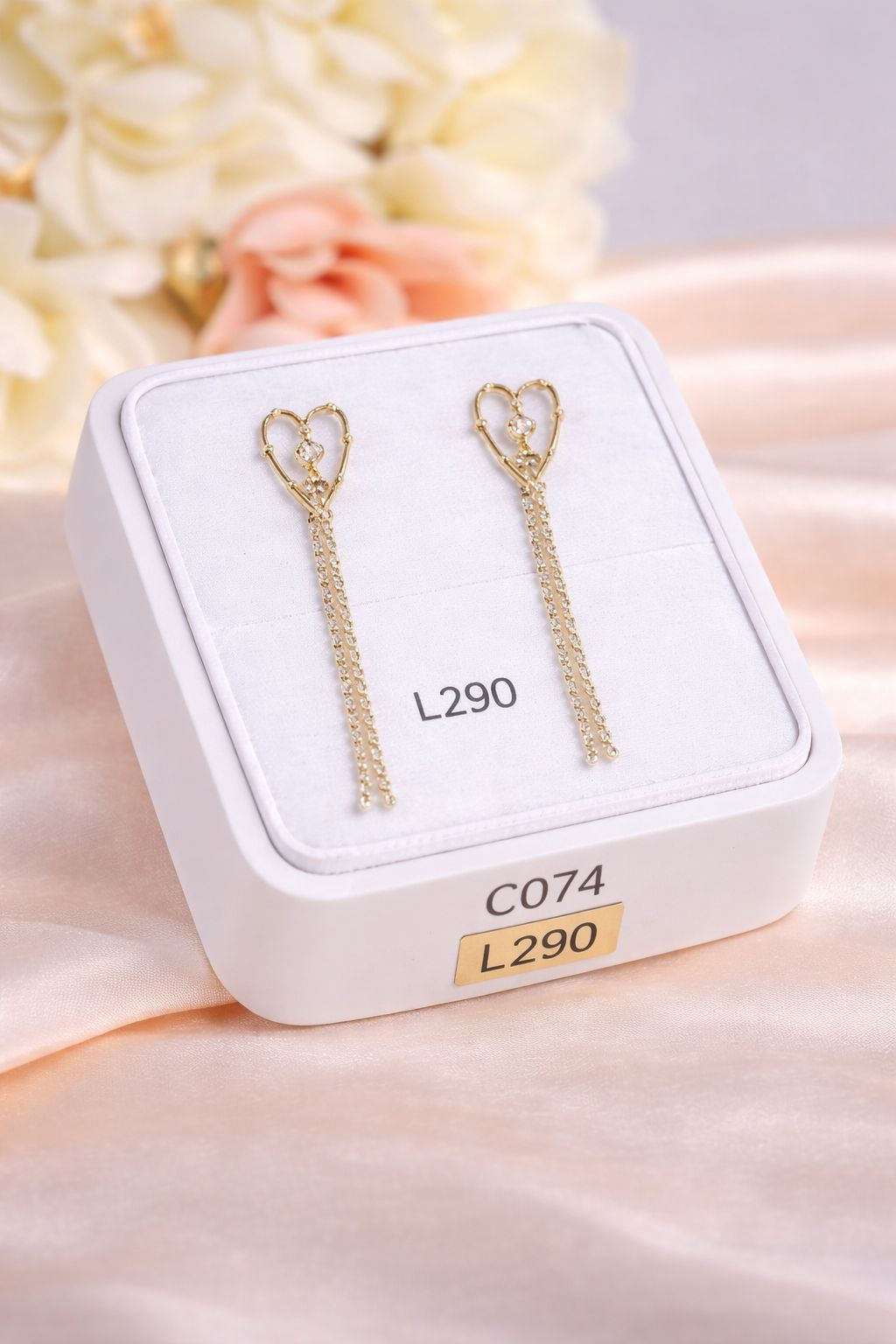 Aritos laminado de oro 18k diseño corazón colgante con cadenas finas y zirconias