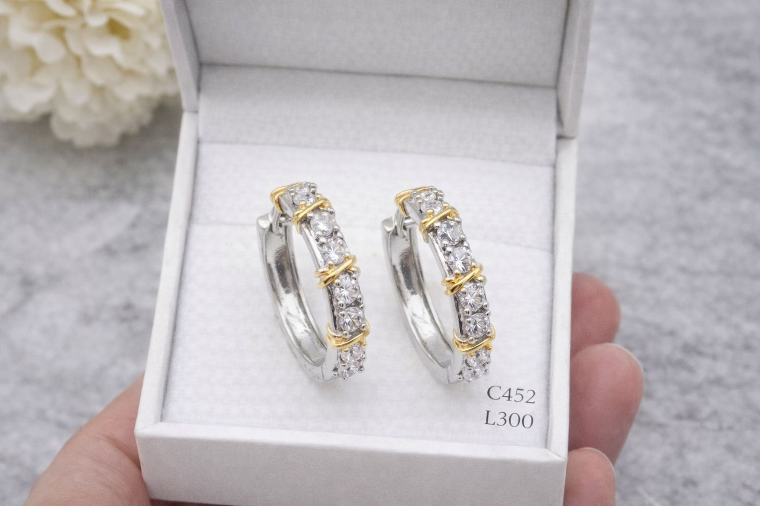 Arito laminado de oro 18k diseño argolla bicolor con circonias brillantes y det