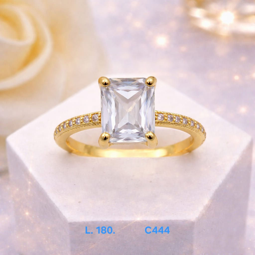 Anillos laminado de oro 18k con gema central de corte esmeralda y banda delicada