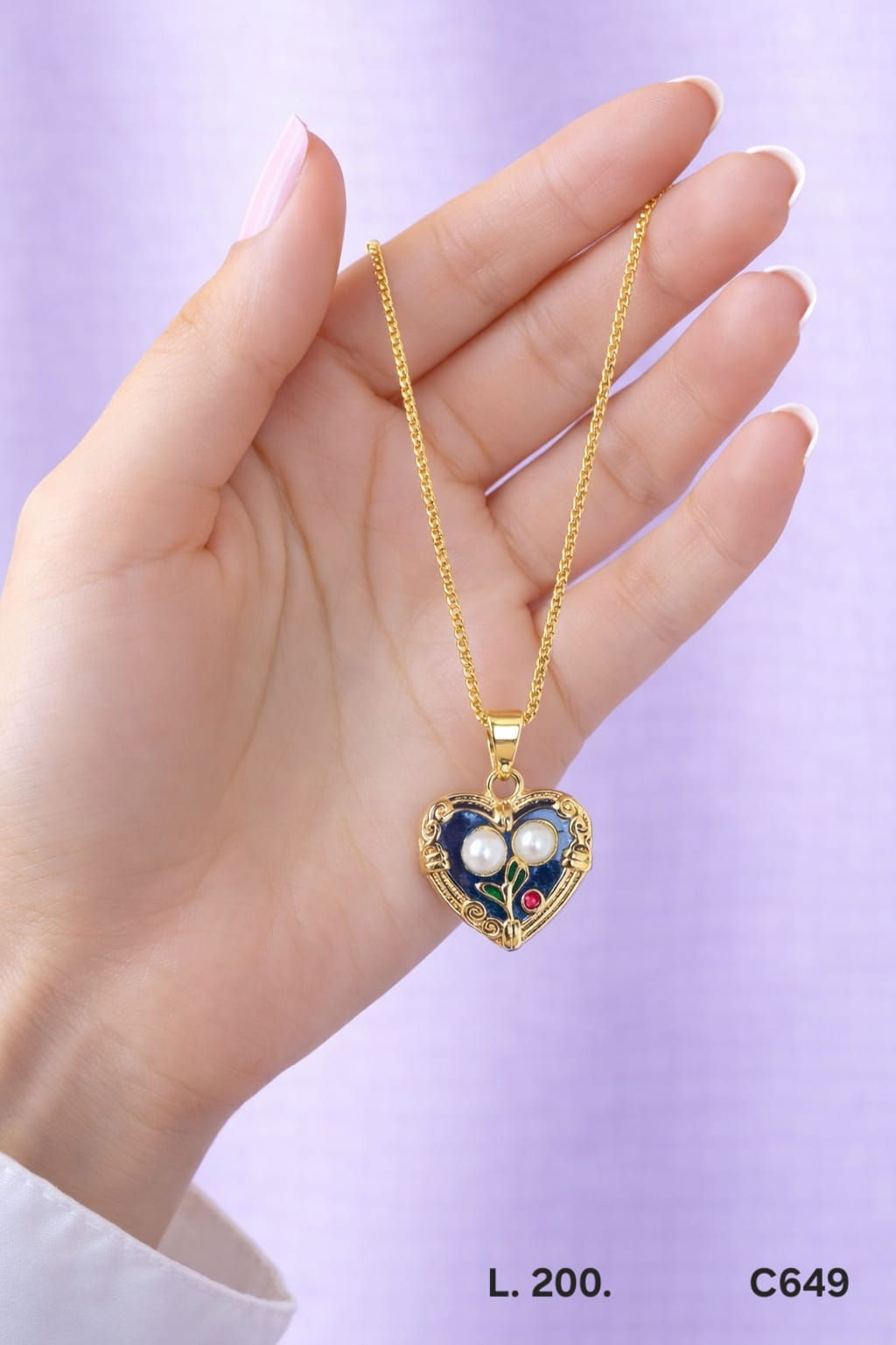 collar laminado de oro 18k diseño corazón vintage esmaltado con perlas y detalle